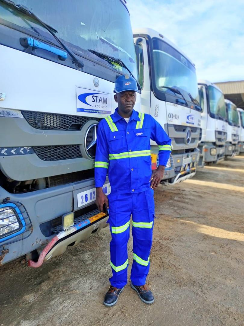 Chauffeur STAM Logistic sur une piste désertique